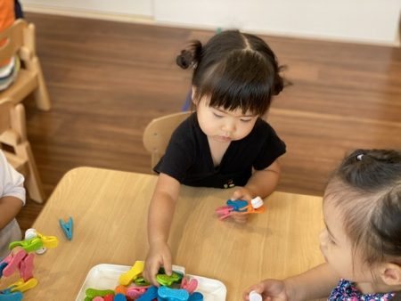 洗濯バサミ遊びが指の運動に