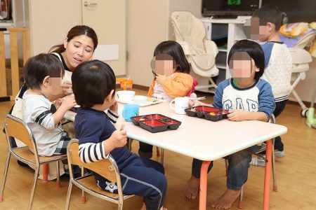 東京・新宿のど真ん中にある「24時間託児所」で眠る子どもたち